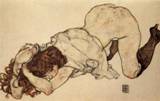 Эгон Шиле.Девушка на коленях, опирающаяся на локти. 1917. 28,7 x 44,3 см. Бумага, мел, пигмент